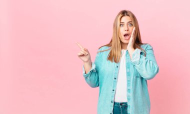 Kıvrımlı, güzel, sarışın kadın şokta ve korkuyor.