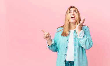 kıvrımlı, güzel, sarışın kadın umutsuz, sinirli ve stresli görünüyor.