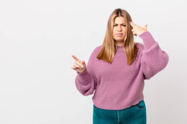 Kıvrımlı, güzel sarışın kadın kafası karışık ve şaşkın hissediyor, deli olduğunu gösteriyor.