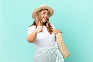 Kıvrımlı, güzel, sarışın kadın gururlu, olumlu gülümsüyor.