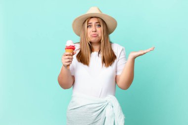 kıvrımlı, güzel sarışın kadın şaşkın, şaşkın ve şüpheci.