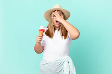 Kıvrımlı, güzel, sarışın kadın. Şok olmuş, korkmuş ya da korkmuş görünüyor.