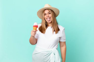 Neşeli ve asi tavırları olan, şakacı, güzel, sarışın kadın.