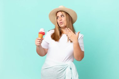 kıvrımlı, güzel sarışın kadın stresli, endişeli, yorgun ve hayal kırıklığına uğramış hissediyor.