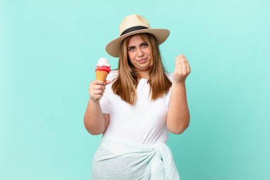 kıvrımlı güzel sarışın kadın kapiş ya da para hareketi yapıyor, sana ödemeni söylüyor.