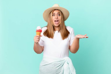 Kıvrımlı, güzel sarışın kadın inanılmaz bir sürprizle şaşkına döndü ve hayrete düştü.