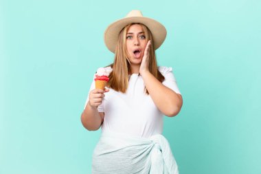 Kıvrımlı, güzel, sarışın kadın şokta ve korkuyor.