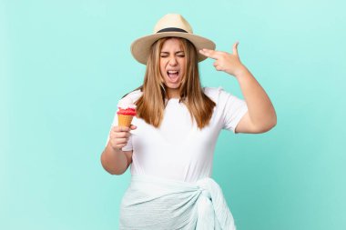 Kıvrımlı güzel sarışın kadın mutsuz ve stresli görünüyor, intihar jesti silah işareti yapıyor.