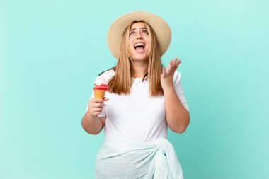 kıvrımlı, güzel, sarışın kadın umutsuz, sinirli ve stresli görünüyor.