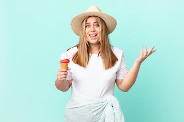 Kıvrımlı, güzel, sarışın kadın mutlu, bir çözüm ya da fikir bulduğuna şaşırmış.