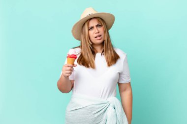 kıvrımlı, güzel sarışın kadın şaşkın ve şaşkın hissediyor.