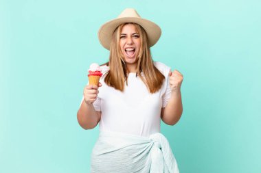 kıvrımlı, güzel sarışın kadın sinirli bir ifadeyle bağırıyor.