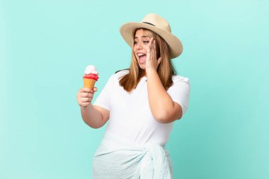 Kıvrımlı, güzel sarışın kadın mutlu, heyecanlı ve şaşırmış hissediyor.