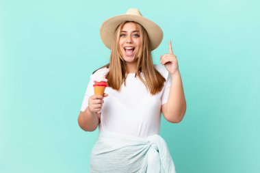 Kıvrımlı, güzel sarışın kadın bir fikri fark ettikten sonra mutlu ve heyecanlı bir dahi gibi hissediyor.