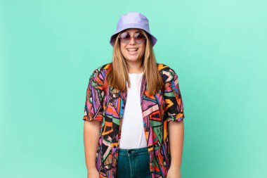 kıvrımlı, güzel, sarışın kadın mutlu ve hoş bir şekilde şaşırmış görünüyor.