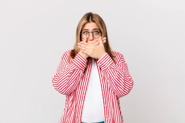 Kurvig Söt Blond Kvinna Täcker Munnen Med Händerna Med Chockad — Stockfoto