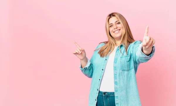 Curvy Pretty Blonde Woman Smiling Proudly Confidently Making Number One — Stock Photo, Image