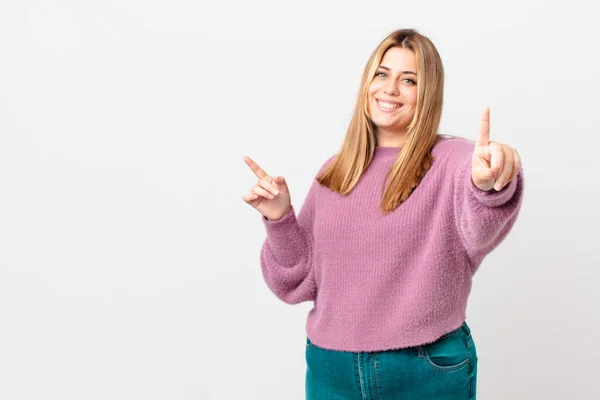 Mujer Rubia Bonita Con Curvas Sonriendo Orgullosamente Con Confianza Haciendo —  Fotos de Stock