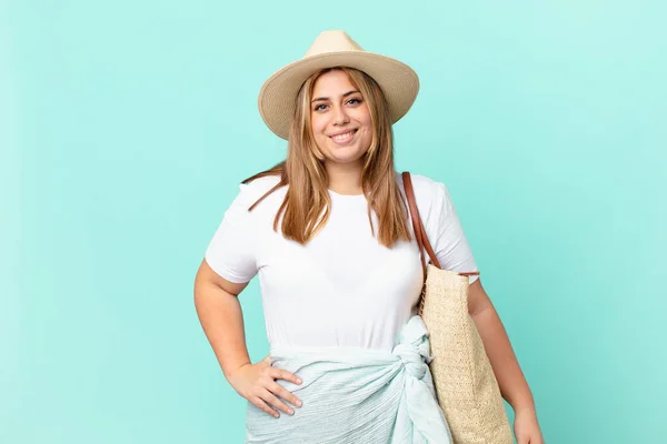 Mujer Rubia Bonita Con Curvas Sonriendo Felizmente Con Una Mano —  Fotos de Stock