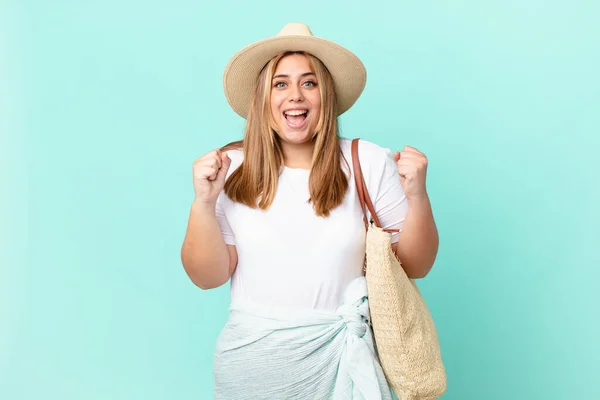 Kurvige Hübsche Blonde Frau Schockiert Lacht Und Feiert Erfolg — Stockfoto