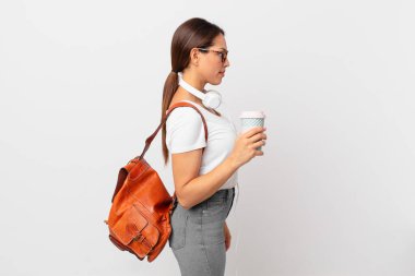 Profil görünümlü genç İspanyol kadın hayal mi kuruyor yoksa hayal mi kuruyor? öğrenci konsepti