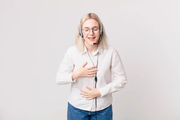 Blond Vacker Kvinna Skrattar Högt Någon Rolig Skämt Telemarketing Koncept — Stockfoto