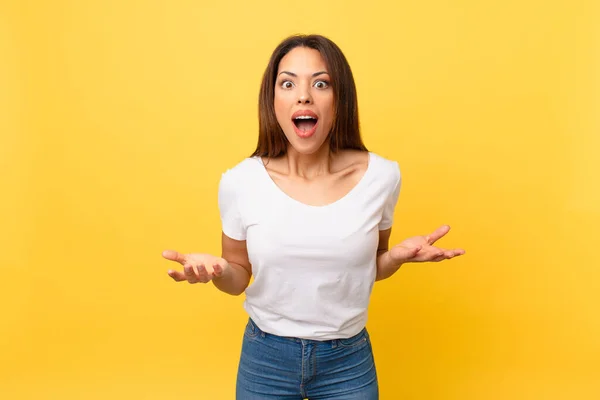 Young Hispanic Woman Amazed Shocked Astonished Unbelievable Surprise — Stock Photo, Image
