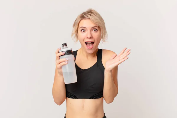 Rubia Bonita Mujer Fitness Con Una Botella Agua — Foto de Stock