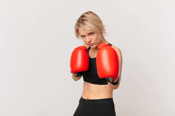 Blonde Hübsche Frau Mit Boxhandschuhen — Stockfoto