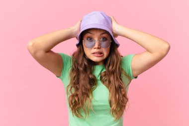 Genç ve güzel bir kadın gergin, endişeli ya da korkmuş hissediyor. Elleri başının üstünde. yaz konsepti