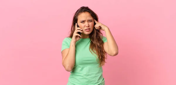 Giovane Bella Donna Sente Confuso Perplesso Mostrando Che Sei Pazzo — Foto Stock