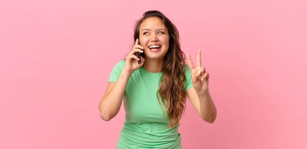 Giovane Bella Donna Sorridente Dall Aspetto Amichevole Mostrando Numero Due — Foto Stock