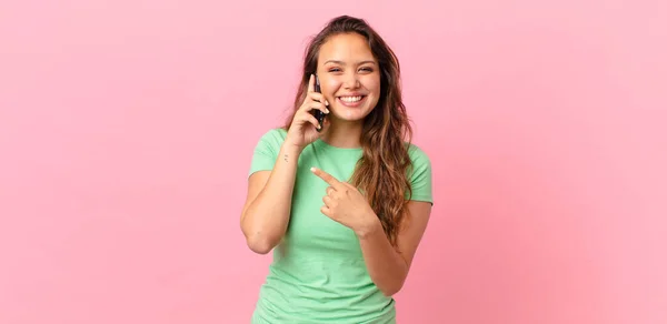 Ung Vacker Kvinna Ler Glatt Känner Sig Glad Och Pekar — Stockfoto