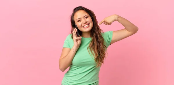 Junge Hübsche Frau Lächelt Selbstbewusst Auf Ihr Breites Lächeln Und — Stockfoto