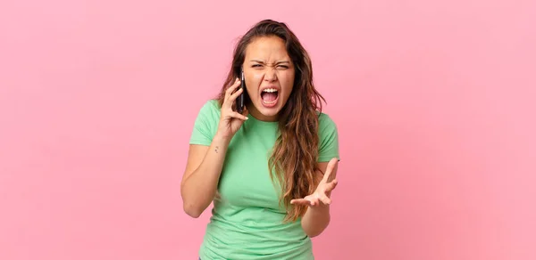 Joven Bonita Mujer Mirando Enojado Molesto Frustrado Sosteniendo Teléfono Inteligente —  Fotos de Stock