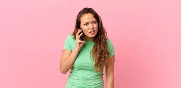 Young Pretty Woman Feeling Puzzled Confused Holding Smart Phone — Stock Photo, Image