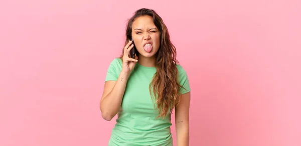 Giovane Bella Donna Sente Disgustato Irritato Lingua Fuori Tenendo Uno — Foto Stock