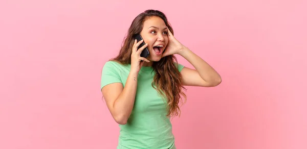 Joven Bonita Mujer Sintiéndose Feliz Emocionado Sorprendido Sosteniendo Teléfono Inteligente —  Fotos de Stock