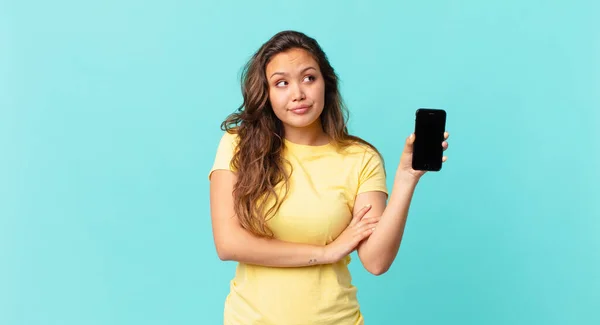 Junge Hübsche Frau Zuckt Mit Den Schultern Fühlt Sich Verwirrt — Stockfoto