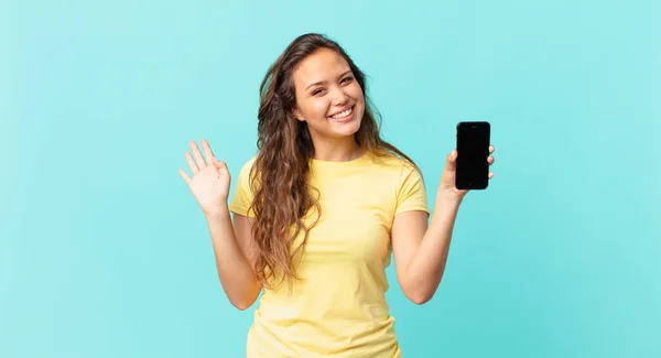 Junge Hübsche Frau Lächelt Glücklich Winkt Mit Der Hand Begrüßt — Stockfoto