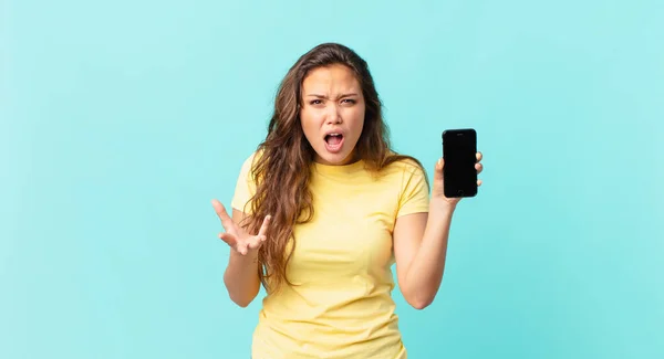 Młoda Ładna Kobieta Wygląda Zły Zirytowany Sfrustrowany Trzyma Smartfon — Zdjęcie stockowe