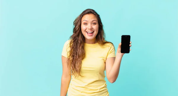 Mladá Hezká Žena Vypadá Šťastně Příjemně Překvapen Drží Chytrý Telefon — Stock fotografie
