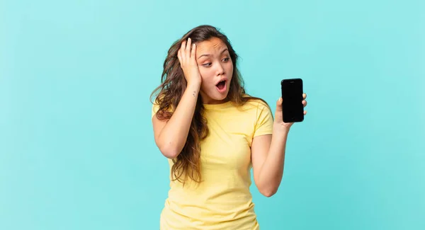 Młoda Ładna Kobieta Czuje Się Szczęśliwy Podekscytowany Zaskoczony Trzymając Smartfon — Zdjęcie stockowe
