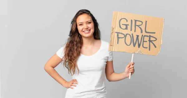 Joven Bonita Mujer Sonriendo Felizmente Con Una Mano Cadera Confiado — Foto de Stock