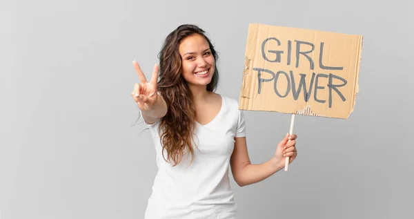 Jonge Mooie Vrouw Glimlachen Kijken Gelukkig Gebaren Overwinning Vrede Het — Stockfoto