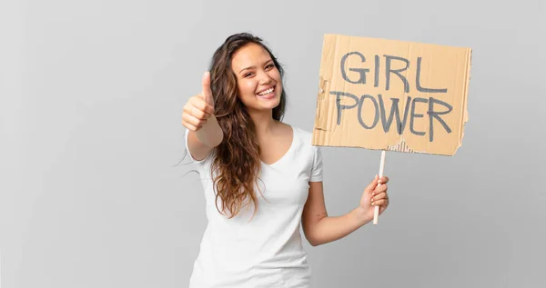 Jovem Mulher Bonita Sentindo Orgulhoso Sorrindo Positivamente Com Polegares Para — Fotografia de Stock