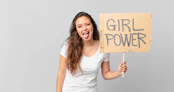 Joven Bonita Mujer Con Actitud Alegre Rebelde Bromeando Sacando Lengua — Foto de Stock