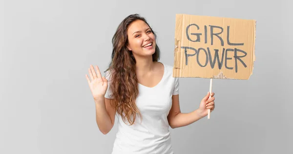 Joven Bonita Mujer Sonriendo Felizmente Saludando Con Mano Dando Bienvenida — Foto de Stock