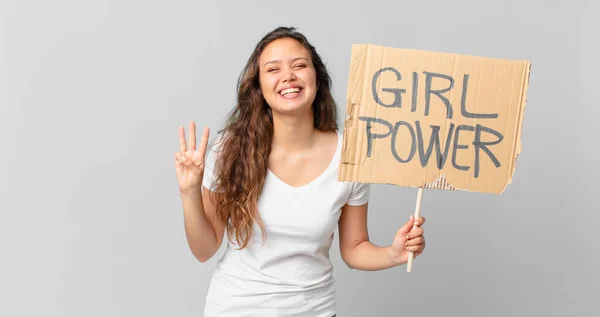 Joven Bonita Mujer Sonriendo Buscando Amigable Mostrando Número Tres Sosteniendo —  Fotos de Stock