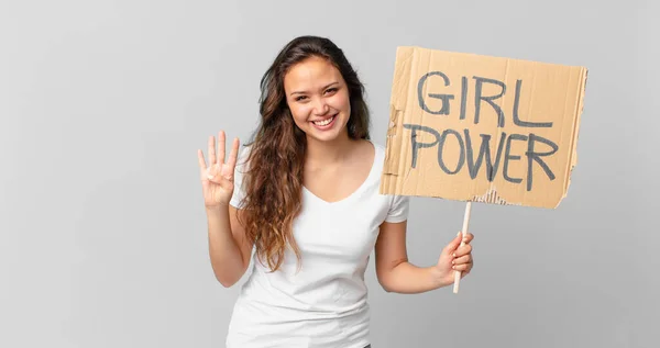 Jovem Mulher Bonita Sorrindo Olhando Amigável Mostrando Número Quatro Segurando — Fotografia de Stock